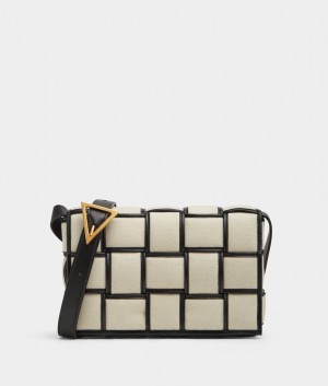 Bottega Veneta Pehmustettu Cassette Naisten Crossbody Laukut Beige Mustat | SN-BTGV593392